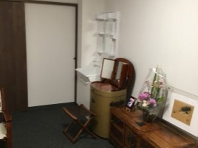 居心地の良い居室空間 居室 シンプルで落ち着いた雰囲気の部屋は、快適な私空間となっており、ゆったりとお過ごしいただける環境です。