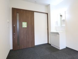 清潔感のある洗面台とドア