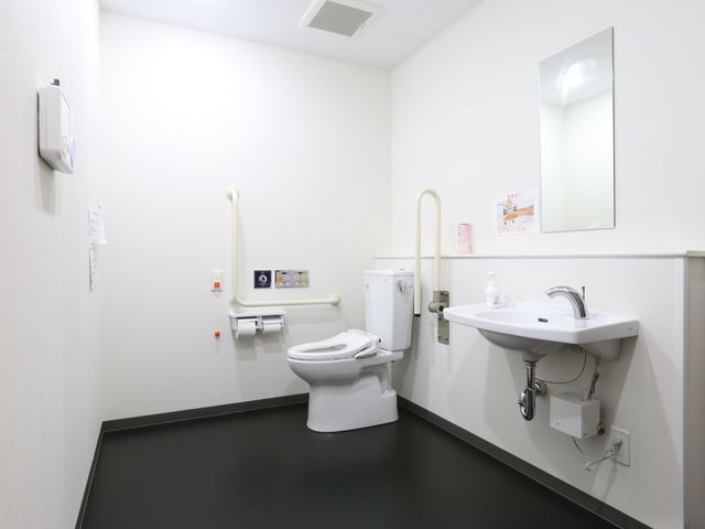 バリアフリー対応のトイレ トイレ 手すり付きの清潔で広々としたトイレです。利用しやすい設計で、安心して日常生活を送ることができます。