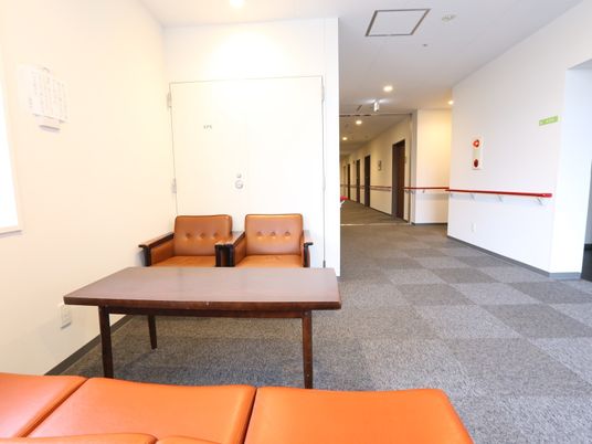 明るい休憩室の一角