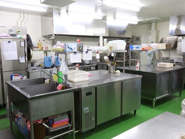 整理された厨房 キッチン 清潔で整頓されたキッチンです。スタッフが快適に作業できる環境が整っております。