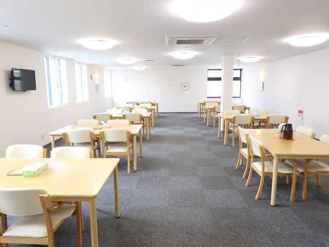 広々とした明るい食堂 ダイニング 清潔で明るく、広々とした空間が確保されている食堂です。居心地の良い環境で食事の時間をお過ごしいただけます。