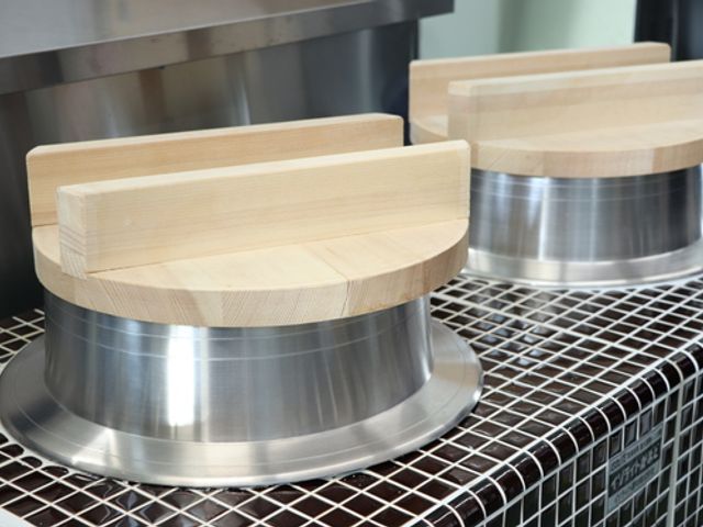 木製蓋付き調理器具 キッチン 温かみのある木製の蓋が印象的な調理エリアです。料理の下準備に最適な環境が整っています。