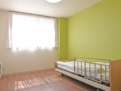 緑の壁の明るい居室