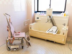 バリアフリー設計の浴室