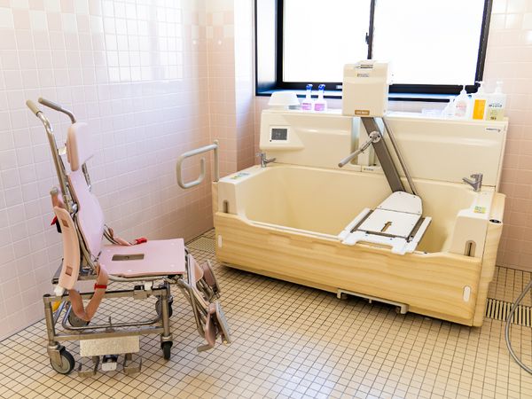 バリアフリー設計の浴室
