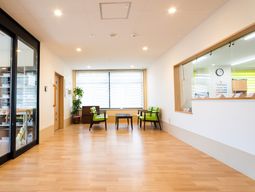 明るい廊下と窓のある休憩室