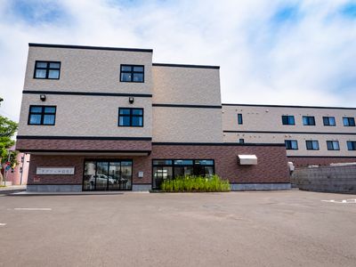 明るい外観の施設外観