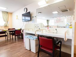 多機能ルームの清潔感ある空間