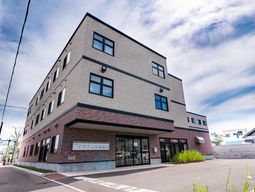 明るい建物の外観