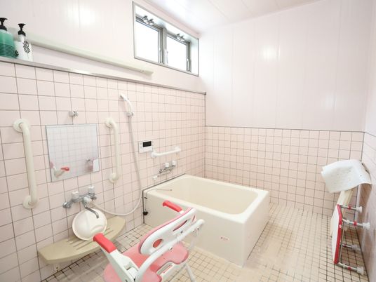シャワーチェアーが設置された浴室
