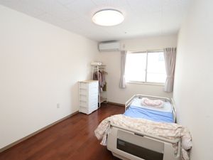 明るい個室の居室