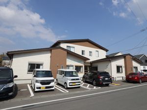 明るい外観の建物