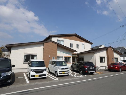 明るい外観の建物