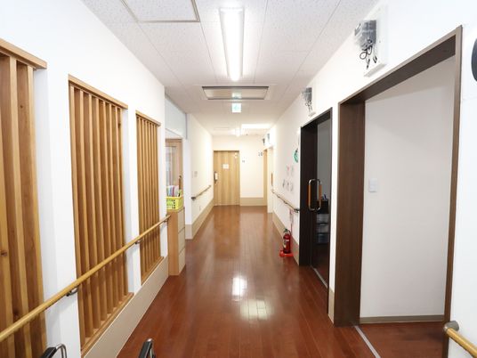 清潔感のある廊下の風景