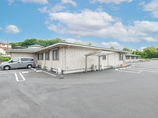 広々とした駐車場のある建物