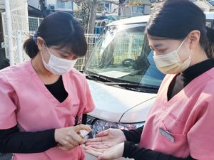 衛生確認をする職員  