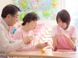 多世代が折り紙をする様子