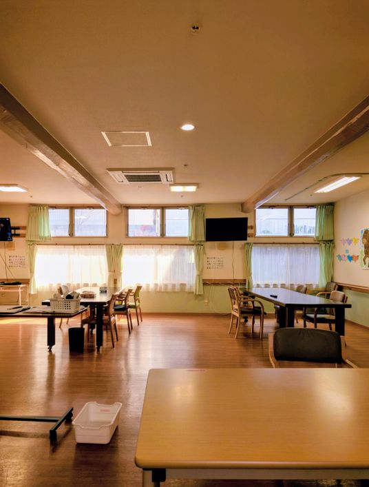 明るい広間の風景