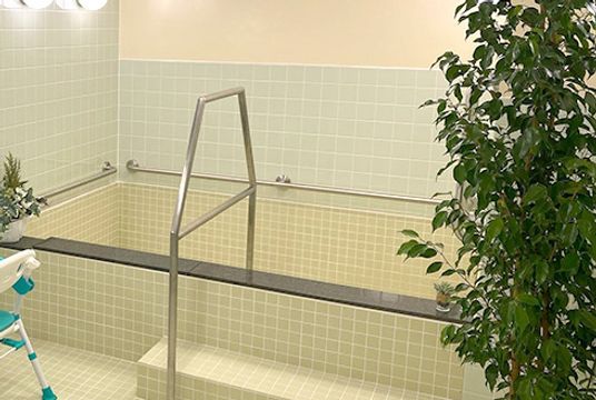 明るい浴室の様子  
