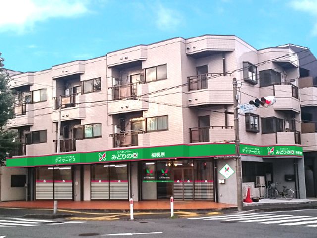 3階建ての外観 外観 シンプルでモダンなデザインの建物です。落ち着きのある環境で、働きやすさを重視しています。