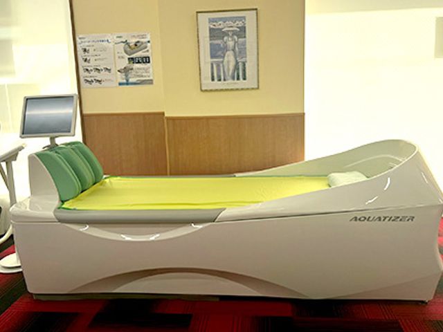 機能訓練室のベッド 機能訓練室 最新の訓練機器がある明るい空間です。リハビリをサポートする設備が整っています。