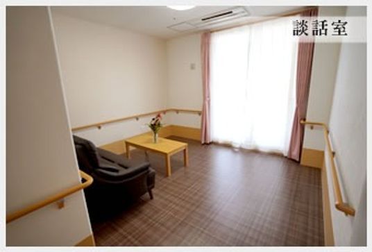 自然光の差し込む談話室