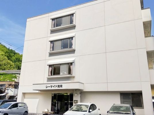 白い建物の外観  