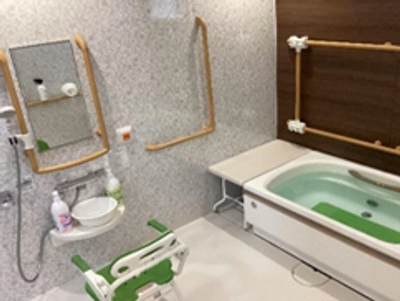 安全設備が整った浴室
