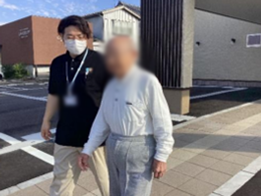 建物前の散歩の様子