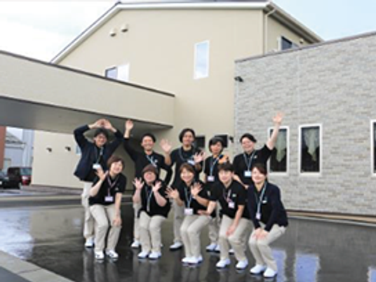 集まるスタッフの外観