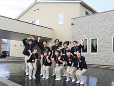 集まるスタッフの外観