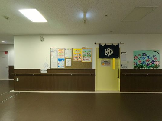 案内所のカウンターと掲示物
