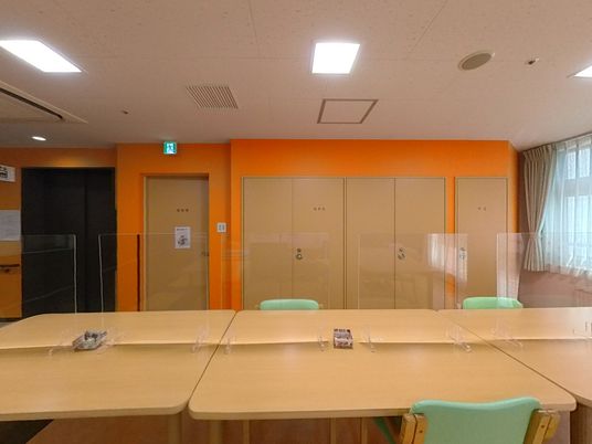 橙色の壁のダイニングルーム