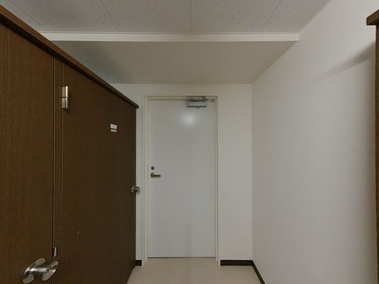 廊下の角にある扉
