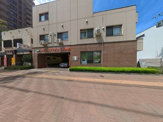 明るいエントランスの建物