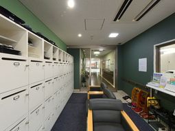 廊下にロッカーと椅子