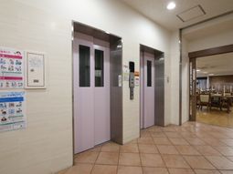 清潔感のあるエレベーターホール