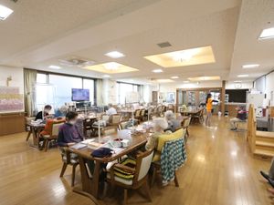 明るい広々とした食堂