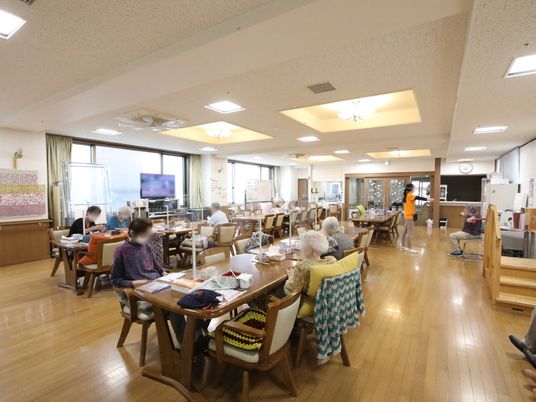 明るい広々とした食堂