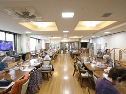 明るい食堂の様子
