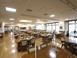 広々とした明るい食堂