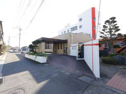 明るい街並みの建物外観
