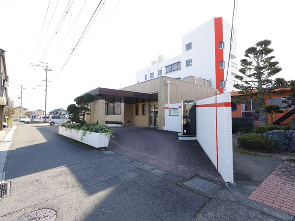 明るい街並みの建物外観