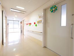 明るい廊下の様子