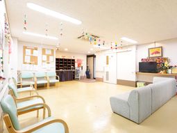 カラフルな装飾の共用スペース