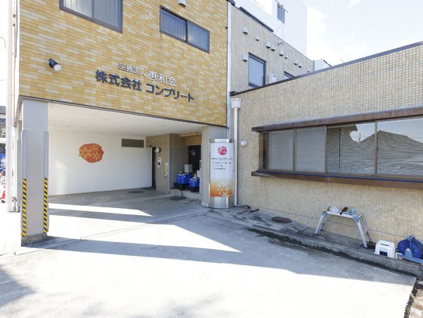 明るいエントランス外観