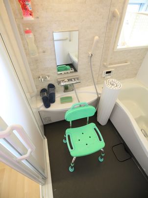 バリアフリー設計の浴室
