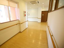 明るい廊下と手すり