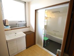 洗面台とバスルーム